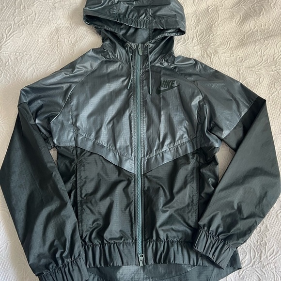 Nike Women's Two-Tone Windbreaker Jacket - Picture 2 of 11